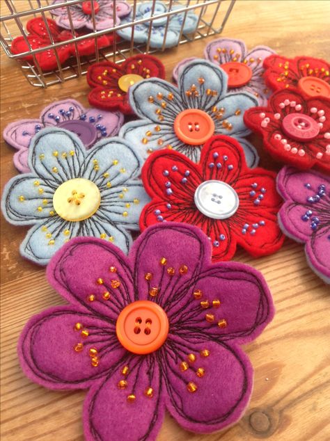 Embroidery Felt Flowers, Beaded Flowers On Fabric, Felt Broaches Diy, Felt Flower Crafts, Felt Applique Ideas, Felt Embroidery Projects, Easy Sewing Crafts, Embroidery On Felt, Felt And Embroidery