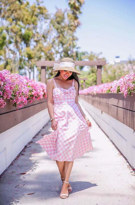 bow hat pink gingham midi dress summer outfit idea Pink Sundress Outfit, Gingham Outfit, Sundress Outfit, Pink Gingham Dress, Pink Sundress, Stylish Petite, Vestidos Color Rosa, Sporty Dress, Midi Dress Summer