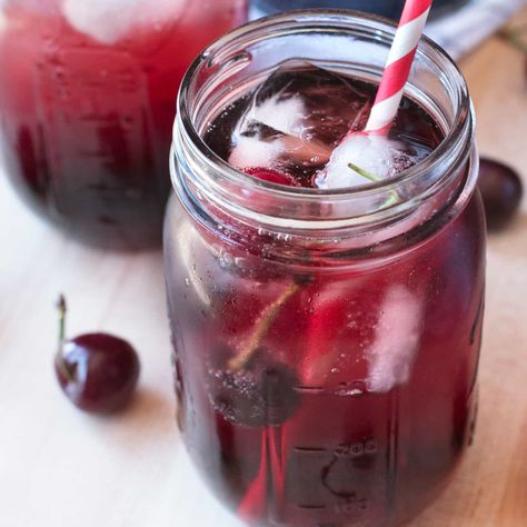 Homemade Cherry Juice, Cherry Sangria, Lemonade Sangria, Patriotic Recipes, Mikes Hard Lemonade, Cherry Drink, Fizz Cocktail, Fruity Cocktail, Cherry Lemonade