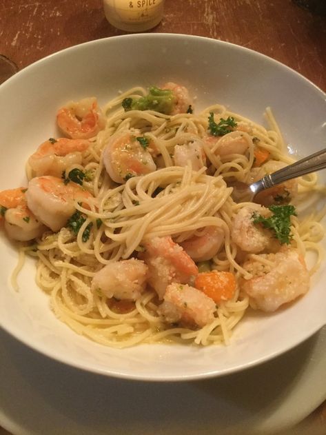 Doesn't shrimp and pasta sound good? Here's an easy and fast way to whip up a really great dish for that special someone, a work crew, or a guest. Don't just make dinner; make it special and grand. Shrimp And Pasta, Pasta Dinner Recipes, Romantic Night, Pasta Dish, Dinner Dishes, Dinner Recipe, Weeknight Meals, Pretty Food, Food Cravings