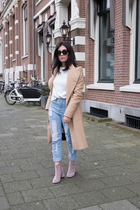 Velvet Ankle Boots Outfit, Pink Velvet Boots Outfit, Mauve Boots Outfit, Blush Pink Boots Outfit, Pink Chelsea Boots Outfits, Light Pink Boots Outfit, Botines Rosas Outfit, Pink Boots Outfit Winter, Outfit With Pink Boots