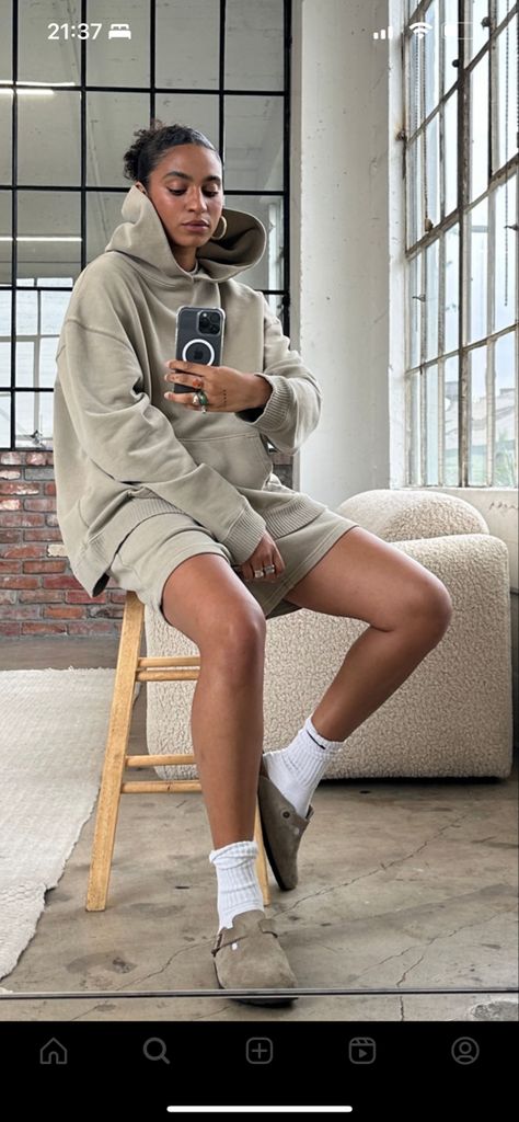 Activewear Outfits Street Styles, Oversized Athleisure Tops For Streetwear, Sporty Streetwear Sets With Relaxed Fit, Airport Fit Summer, Cozy Cotton Activewear For Streetwear, Sporty Feminine Outfits, Urban Style Oversized Sports Sweats, Oversized Gym Outfit, Elevated Athleisure Outfits