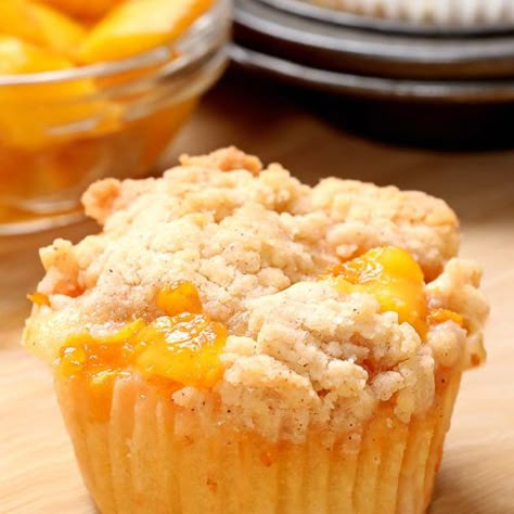 Peach Muffins With Cream Cheese, Peach Cobbler Muffins Crumble Topping, Fresh Peach Muffins Easy, Peach Oat Muffins, Peach Crumble Muffins, Peach Strudel Muffins, Peach Cobbler Muffins Easy, Cake Mix Peach Muffins, Mini Peach Cobbler Muffin Tins