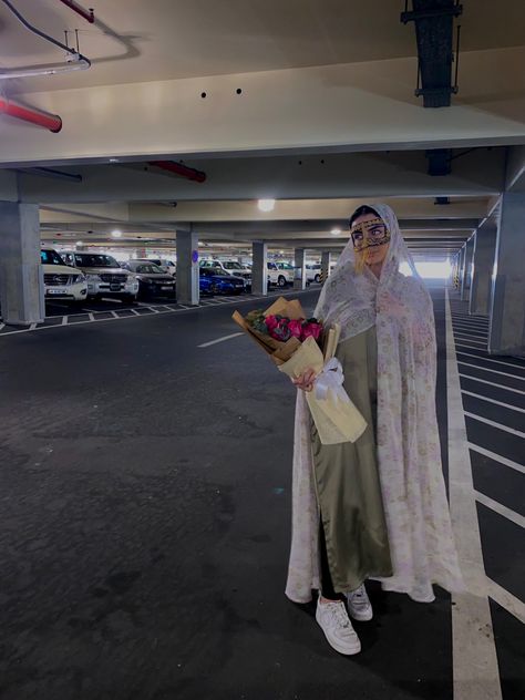 Persian Iranian girl with bandari niqab and chador standing in garage with flowers in her hand Chador Style, Iranian Chador, Iranian Style, Afghan Clothes, Niqab, Southern Style, Iran, Veil, Persian