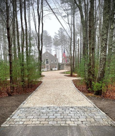 Gravel Driveway Landscaping, Driveway Apron, Garden Ideas Driveway, Driveway Edging, Driveway Entrance Landscaping, Cobblestone Driveway, Stone Driveway, Gravel Driveway, Driveway Entrance