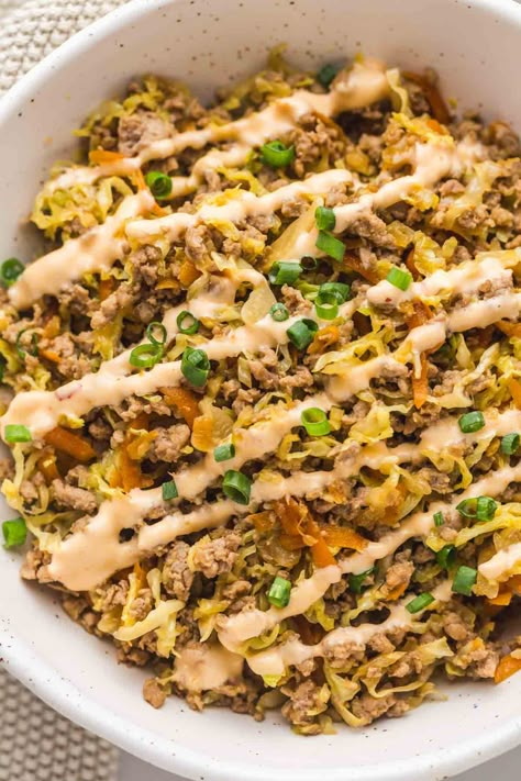 Egg roll in a bowl is a healthy deconstructed egg roll without deep-frying! It's packed with your favorite protein, veggies, and drizzled with a delicious creamy chili sauce. Egg Roll Sauce, Little Sunny Kitchen, Ground Turkey Recipes Healthy, 20 Minute Dinners, Healthy Ground Turkey, Ww Recipe, Eggroll In A Bowl, Sunny Kitchen, Egg Roll In A Bowl