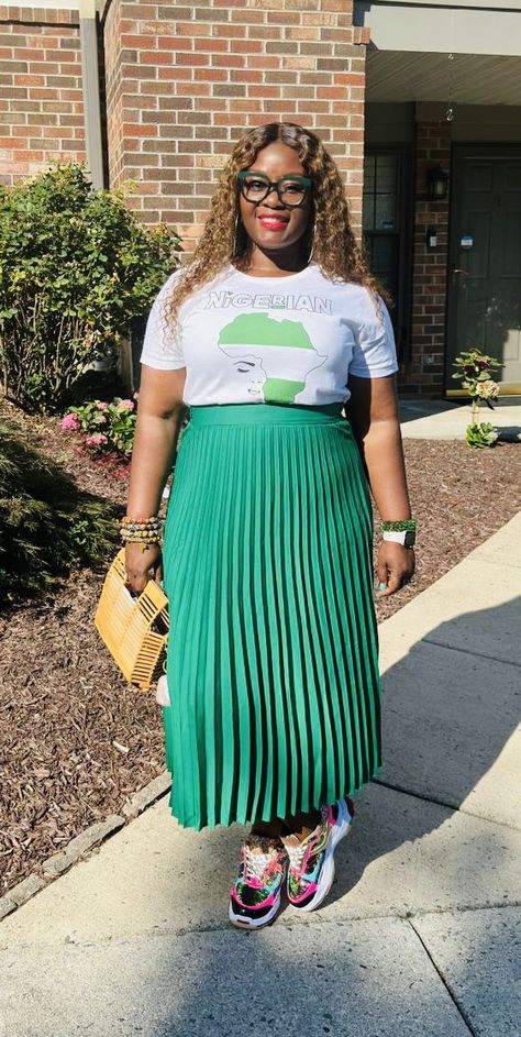 Pleated skirt and a t-shirt with sneakers. #pleatedskirt #plussizefashion #plussizefashionforwomen #plussizeoutfit #sneakersoutfit #fashionnovasneakers #fashionnova #bamboopurse Skirt With Sneakers Plus Size, T Shirt And Skirt Outfit, Plus Size Casual Fashion, Skirt With Sneakers, Skirts With Sneakers, Minimalist Ideas, Wardrobe Minimalist, Outfit Ideas For Church, Black Church