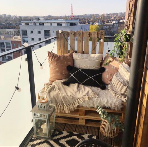 Balcony Nook, Rustic Balcony Ideas, Balcony Ideas Outdoor, Outdoor Balcony Decor, Scandinavian Balcony, Rustic Balcony, Mediterranean Balcony, Fancy Apartment, Apartment String Lights