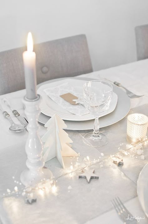 White Christmas Tablescape Decor via littlefew | click through for more neutral christmas decor ideas! Vintage White Christmas, White Table Settings, Sparkling Christmas, Neutral Christmas Decor, White Christmas Decor, Christmas Tablescapes, Christmas Dining, Christmas Table Settings, Noel Christmas