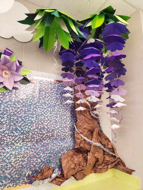 Diy Jungle Flowers, Rain Forest Decorations, Jungle Ceiling Decorations, Enchanted Forest Theme Diy, Enchanted Forest Classroom Theme, Forest Classroom, Jungle Decorations, Rainforest Theme, Jungle Flowers