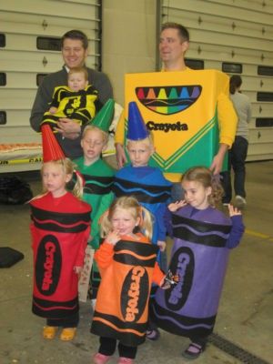 Crayola Costume Diy, Crayola Costume, Homemade Crayons, Crayon Costume, Teacher Costume, Teacher Halloween Costumes, Teacher Costumes, Box Costumes, Hallowen Costume