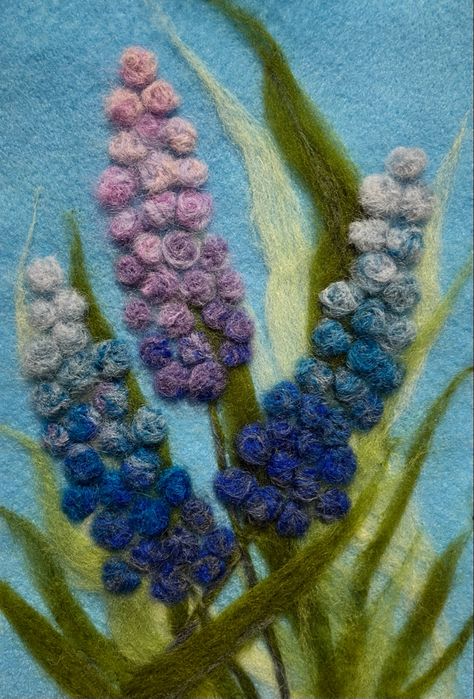 Felted Flower Pictures, Wool Felting Pictures, 2d Felting Ideas, Needle Felted Flower Pictures, Painting With Wool Needle Felting, Needle Felt Art Pictures, 2d Needle Felting Pictures, Needle Felt Flowers, Needle Felting Flowers