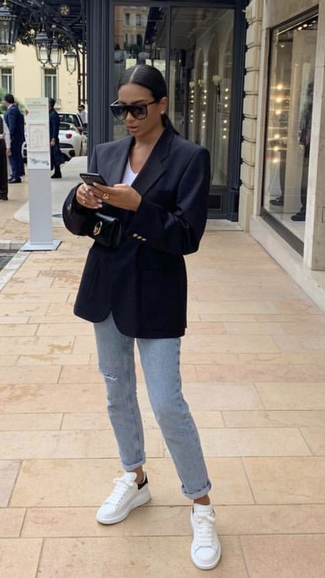 Blazer Trainers Outfit, Blazer And Trainers Outfit, Jeans And Blazer Outfit Business Casual, Jeans Trainers Outfit, Look Blazer Noir, Mcqueen Trainers Outfit, Jeans Noir Outfit, Outfit Avec Blazer Noir, Alexander Mcqueen Trainers Outfit