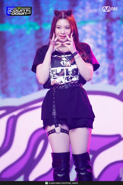 Purple Kiss Wallpaper, Purple Kiss Swan, Kiss Wallpaper, Swan Purple Kiss, Zombie Clothes, Kiss Outfits, Outfit Korean, Purple Kiss, Purple Outfits