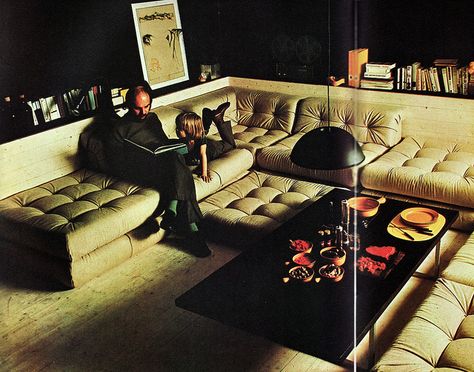 1970's interior James Bond House, 1970s Interior, Mah Jong Sofa, Florence Knoll Sofa, Retro Homes, 60s Interior, 70s Interior Design, Elena Ferrante, 70s Interior