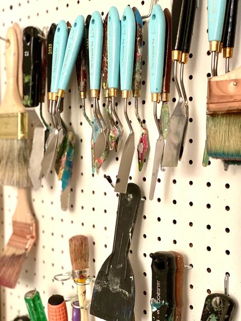 Organizing Ideas for Artists • The Turquoise Iris Paint Brush Organization, Paint Storage Ideas, Paint Brush Storage, Brush Organization, Art Room Organization, Art Studio Space, Art Studio Organization, Paint Storage, Studio Organization