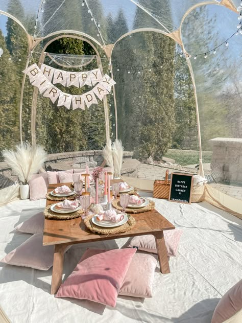 Bubble Tent Decoration Ideas, Luxury Picnic Birthday Party, Backyard Picnic Decorations, Tents Birthday Party, Bubble Tent Birthday Party, Sweet Sixteen Picnic Ideas, Tent Camping Birthday Party, Glamping Sweet 16 Birthday Party, Bubble Dome Party