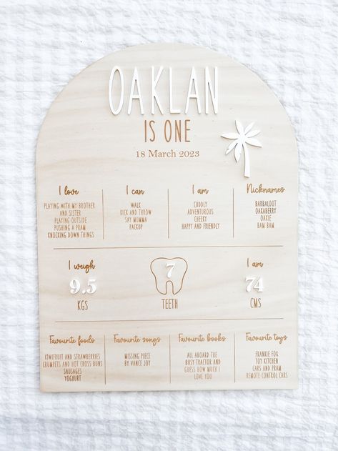 Personalized Milestone Keepsakes: First Birthday Sign Inspiration Oneder The Sea 1st Birthday, Baby Handprint Ideas, Baby Footprint Christmas, Month Birthday Ideas, Baby Footprints Christmas, Christmas Cards Baby, Monthly Milestone Pictures, First Birthday Milestone Board, Baby Milestone Chart