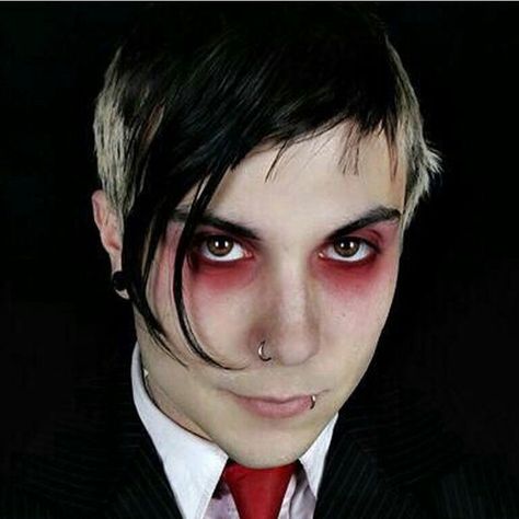 frank iero my chemical romance mcr Frank Iero Makeup, My Chemical Romance Makeup, Mcr Makeup, Emo Prom, Frank Lero, Red Eyeliner, Transitioning Hairstyles, Ethereal Makeup, Emo Makeup