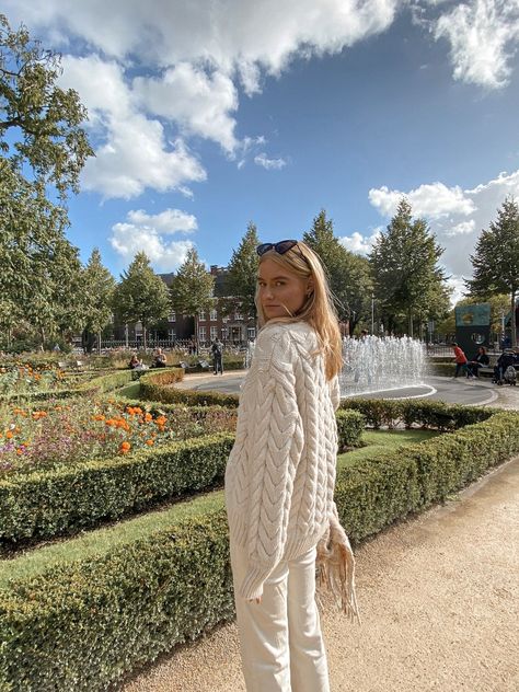 Chunky White Knit Sweater Outfit, Chunky Cable Knit Sweater Outfit, Big White Sweater Outfit, Long White Sweater Outfit, Oversized Cream Knit Sweater, White Oversized Sweater Outfit, Cream Cable Knit Sweater Outfit, Creme Jeans Outfit, Oversized White Sweater Outfit