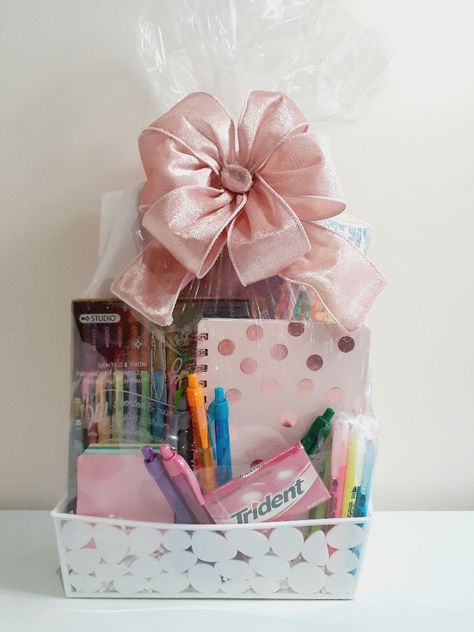 Stationary gift basket for girls Teacher Gift Box Ideas, Small Gift Basket Ideas For Women, Stationary Gift Basket Ideas, Stationary Gift Ideas, Teen Gift Basket, Pink Gift Basket, Girls Painting, Candy Bouquet Diy, Gifts Boxes