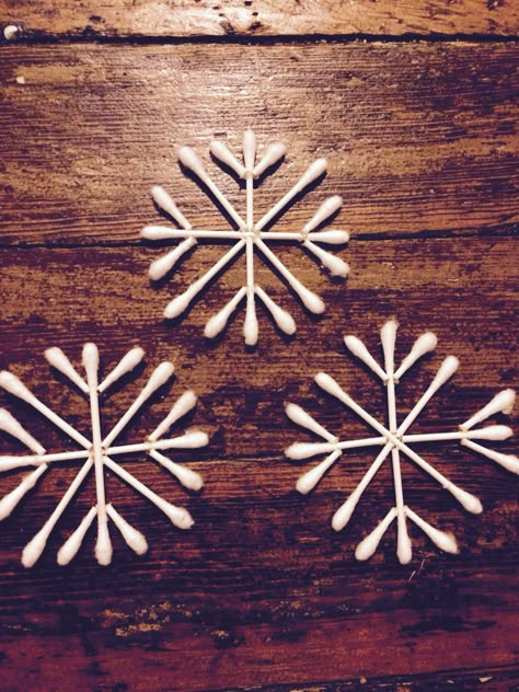 Christmas Decor Ideas Diy Crafts Easy Paper, Q Tip Snowflakes, Qtip Snowflakes, Diy Snowflakes Decorations, Cute Garland, Diy Paper Christmas Tree, Christmas Crafts Diy Projects, Snow Flakes Diy, Holiday Wrapping