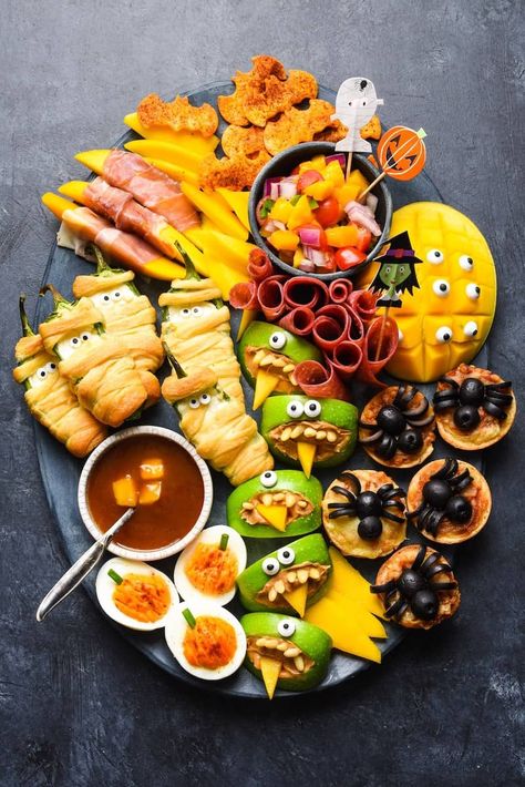 Easy Halloween Appetizers, Snack Halloween, Halloween Fingerfood, Fun Halloween Snacks, Plat Halloween, Easy Halloween Party Food, Halloween Appetizers Easy, Recetas Halloween, Bolo Halloween