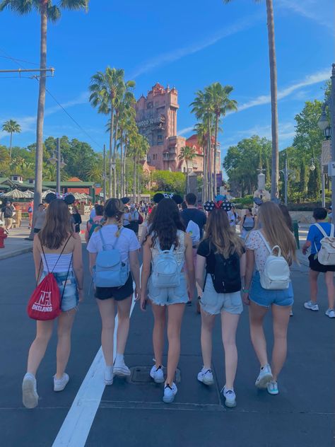 Disney Picture Ideas Instagram Friends, Disney With Friends Aesthetic, Disney Photo Ideas Friends, Hollywood Studios Disney Pictures, Disney With Friends, Disney Picture Ideas Instagram, Disney Core, Disney Picture Ideas, Theme Park Outfits