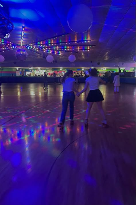 Rollerskating Date, Rollerskating Aesthetic, With Friends Aesthetic, Dream Dates, Skating Aesthetic, Skate Party, Best Friends Aesthetic, Friends Aesthetic, Two Best Friends