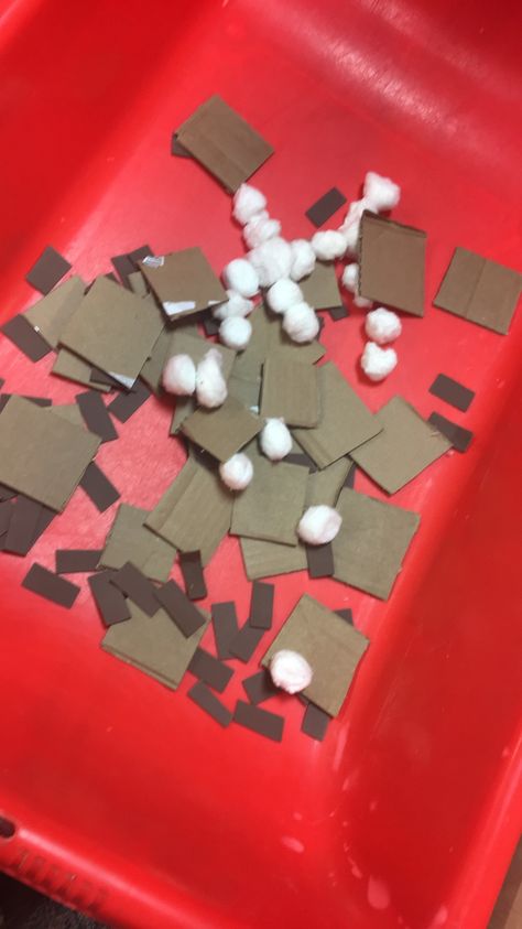 S'mores sensory bin idea  -cardboard graham crackers -brown foam chocolate  -cotton balls marshmallows Smores Sensory Bin, Camp Sensory Bin, Campfire Sensory Bin, Camping Sensory Table, Smores Activities For Preschool, Camping Sensory, Camping Theme Sensory Bin, Camping Activities For Infants, Preschool Smores Activities