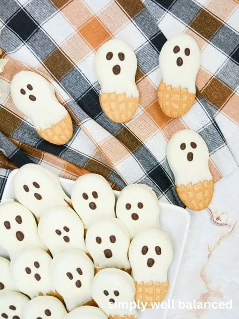 Easy Nutter Butter Ghosts - Halloween Cookie Treat Halloween Nutter Butter Cookies, Nutter Butter Ghosts, Nutter Butter Ghost Cookies, Spider Cookies Halloween, Halloween Hayride, Halloween Cookie Treats, Caramel Apples Halloween, Caramel Apple Desserts, Ghost Treats