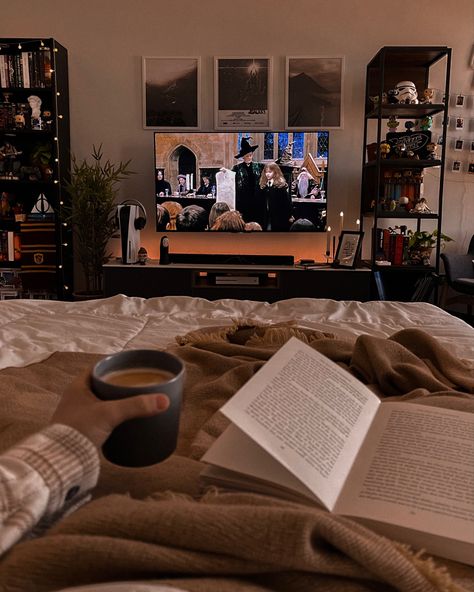 Movie Time Aesthetic, Harry Potter Netflix, Chill Room Aesthetic, Harry Potter Room Decor Ideas, Room Inspiration Cozy, Wood Bedroom Decor, Cozy Rainy Day, Netflix Chill, Time Aesthetic