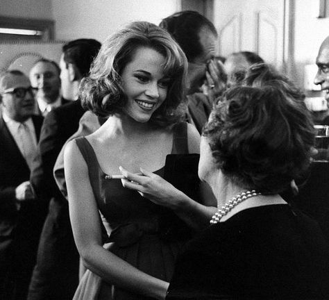 Jane Fonda, Beauty Clothes, Classic Beauty, Vintage Beauty, Look Cool, Old Hollywood, Dark Fantasy, Fun Workouts, Cocktail Party