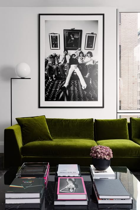 Home Design Black And White, Interior Design Statement Pieces, Green Couch Room Ideas, Modern Art Deco Apartment, White Black And Green Living Room, Modern Living Room Design Interiors, Rock And Roll Living Room, Edgy Home Decor Ideas, Bachelorette Pad Apartment