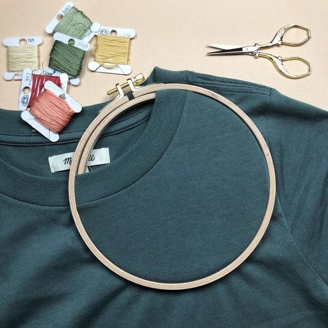 Embroidery On Tshirt, Diy Embroidery Hoop Stand, Diy Embroidery Machine, Diy Hand Embroidery, Embroidery Stitches Beginner, Yarn Embroidery, Diy Hack, Embroidery T Shirt, Diy Embroidery Designs