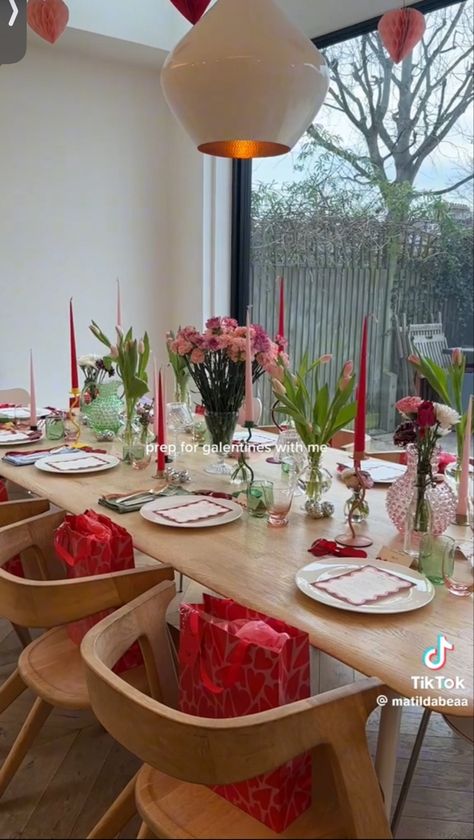 galentines insp from @matildabeaa on tiktok! #galentines #valentines #valentinesdaydecorations #girlsnight Girls Night Table Setting, Hosting Era, Girls Night Dinner, Valentine Dinner Party, Galentines Valentines, Bd Ideas, Candle Board, Halloween Table Settings, Gourmet Food Plating