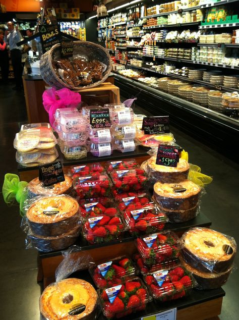 Cross merchandising angel foods with strawberries. Notice different heights that make it more eye catching. Strawberry Display, Retail Store Layout, Store Merchandising, Supermarket Display, Produce Displays, Merchandising Ideas, Selling Ideas, Supermarket Design, Signage Display