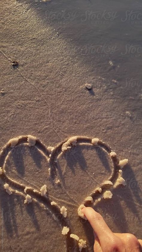 UGC POV of an anonymous person drawing a heart in the sand at Pensacola Beach, Florida. A wave washes it away. Heart Video Aesthetic, Heart Drawing Video, Drawing A Heart, Heart In Sand, Heart Video, Autumn In My Heart, Pensacola Beach Florida, Gold Video, Sand Drawing