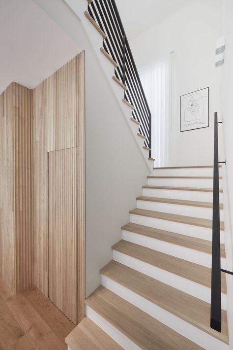 Closed Staircase, Door Under Stairs, Room Under Stairs, تحت الدرج, Stairs Renovation, Staircase Storage, Stairway Design, Stairs Design Modern, Staircase Decor