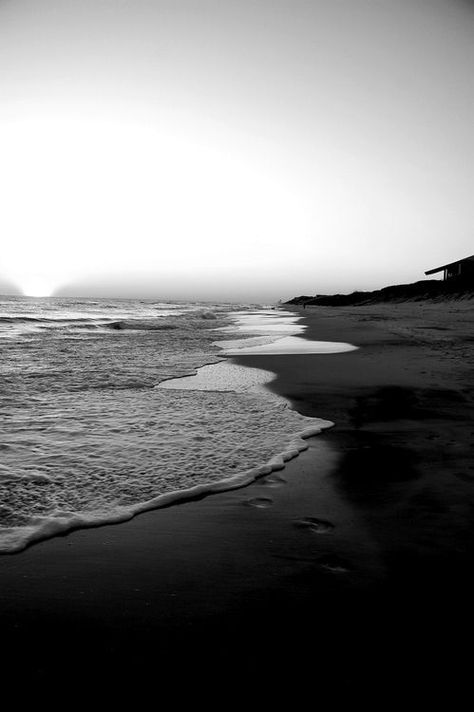 Beach Pictures Black And White, Black And White Beach Photos, Dark Beach, Black And White Photo Wall, Black And White Beach, Dark Sea, Black And White Photograph, Ocean Wallpaper, White Pictures