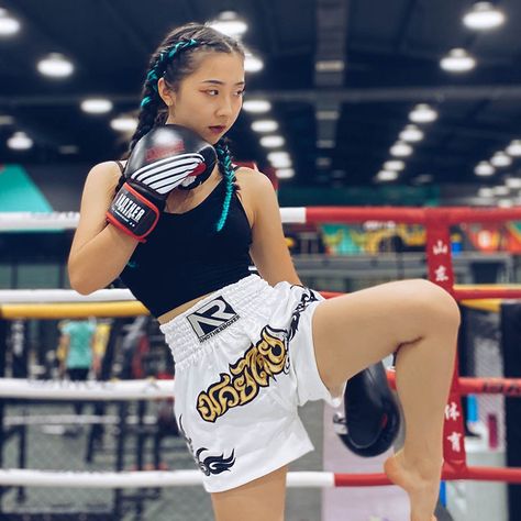 Boxer Outfit Female, Boxer Outfit, Muay Thai Women, Thai Outfits, Kickboxing Gloves, Female Boxers, Sports Outfits, Boxing Girl, Martial Arts Women