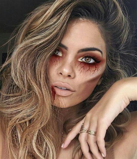 13 ideas de maquillaje de Halloween fácil y rápido para mujer (2022) Female Monster Costume, Zombie Vampire Makeup, Zombie Face Makeup Halloween, Pretty Zombie Makeup Halloween, Creepy Vampire Makeup, Cool Halloween Makeup Pretty, Vampire Make Up For Women, Vampire Victim Costume, Make Up Halloween Vampire