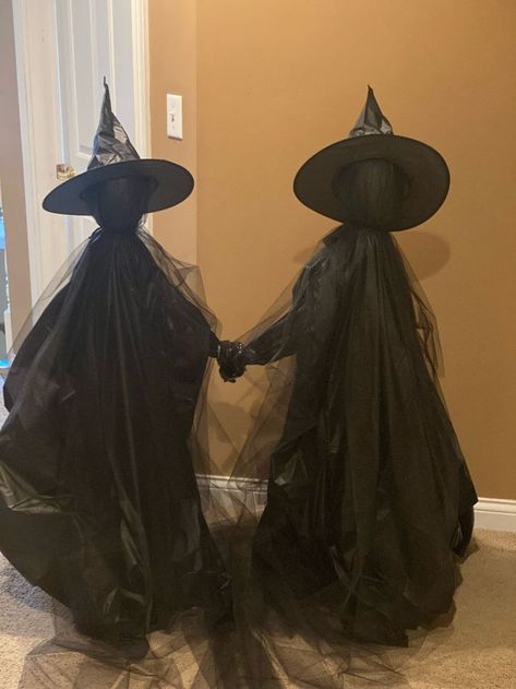 Diy Yard Witches Holding Hands, Garbage Bag Witches Diy, Diy Witches Holding Hands, Diy Outdoor Witch, Diy Halloween Witch Decor, Witch Decorations Diy, Witches Yard Decorations, Witches Wreath, Witches Gathering