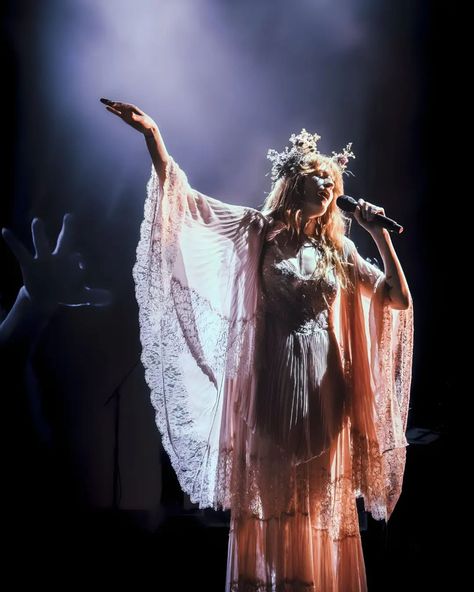 @florenceandthemachine performing earlier this week in pula, croatia✨ 📸 @grizerep #florenceandthemachine #florencewelch #fatm #dancefever … | Instagram Performer Aesthetic, Florence Welsh, Florence Welch Style, Dance Fever, Pula Croatia, Performance Outfits, Florence Welch, Florence The Machines, Art Theme