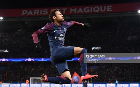 TOPSHOT - Paris Saint-Germain's Brazilian striker Neymar celebrates his second goal during the UEFA Champions League Group B football match between Paris Saint-Germain (PSG) and Glasgow Celtic at Parc des Princes Stadium in Paris on November 22, 2017. / Neymar Jr Hairstyle, Neymar Vs, Dani Alves, Anthony Martial, Brendan Rodgers, Celtic Fc, Gareth Bale, Transfer News, Free Kick