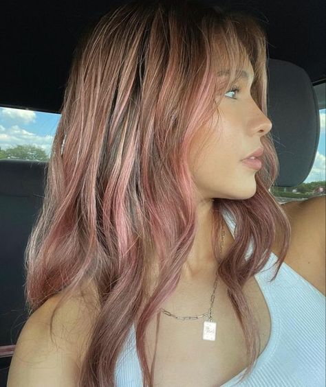 Pink Hair Highlights, Pink Blonde, Light Pink Hair, Pink Blonde Hair, Pink Hair Dye, Hair Streaks, Dirty Blonde Hair, Hair Dye Ideas, Pink Highlights