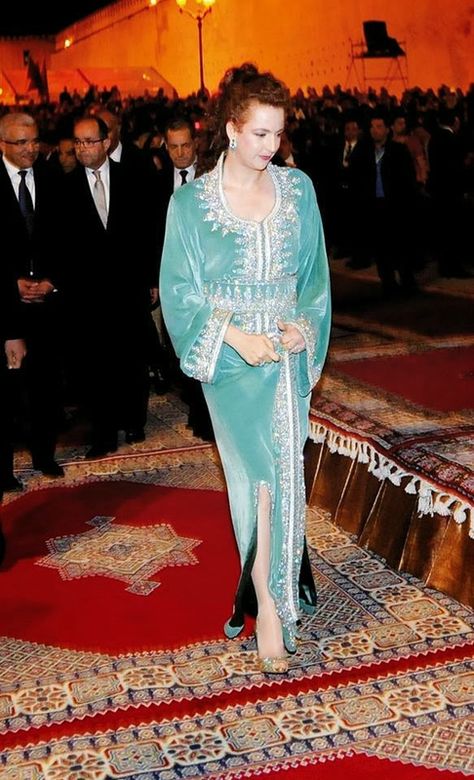 Princesse Lalla Salma du Maroc : Icône de mode - Safamod Bijoux Caftan Gallery, Lalla Salma, Linen Style Fashion, Moroccan Clothing, Moroccan Kaftan, Moroccan Fashion, Moroccan Dress, Moroccan Caftan, Royal Outfits