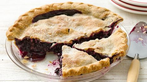 Easiest Ever Blueberry Pie Recipe - Pillsbury.com Blueberry Rhubarb Pie, Easy Blueberry Pie, Fresh Blueberry Pie, Homemade Blueberry Pie, Perfect Apple Pie, Pillsbury Recipes, Slab Pie, Easy Blueberry, Flaky Pie Crust