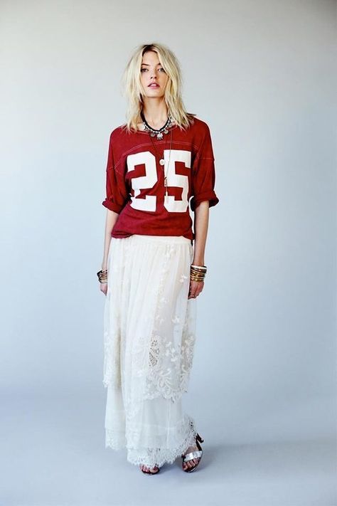 Outfits Free People, Outfit Jersey, Baseball Game Outfit, Skirt Styling, Football Jersey Outfit, Snacks Appetizers, Casual Fashion Trends, Game Outfit, Football Game Outfit