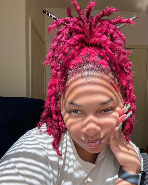 Protective Styles Black Women, Locs Pink, Locs Protective Styles, Dreads Black Women, Pink Locs, Locs Inspiration, Black Women Natural Hair, Dyed Dreads, Pink Dreads